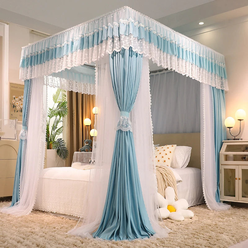 Une chambre à coucher élégante avec un lit à baldaquin bleu et blanc, entouré de rideaux et de décorations charmantes.