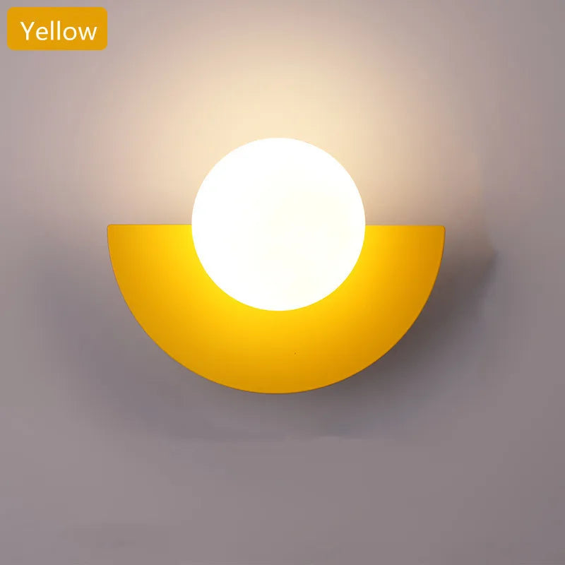 lampes murales modernes blanc rouge noir jaune sphères translucides demi cercles opaques minimaliste