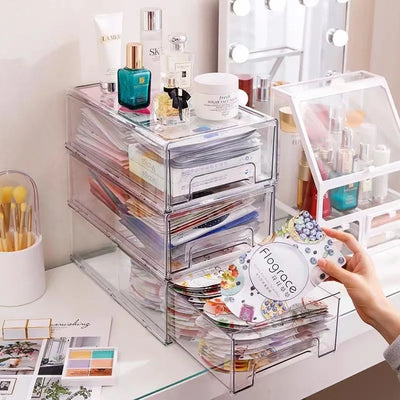 Boîte de rangement maquillage transparente gris clair sur bureau