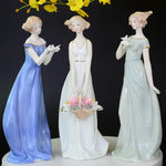 décoration maison porcelaine vintage figurines femmes motifs floraux bleu clair blanc