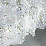 Le bas d'un rideau de douche à motif floraux.