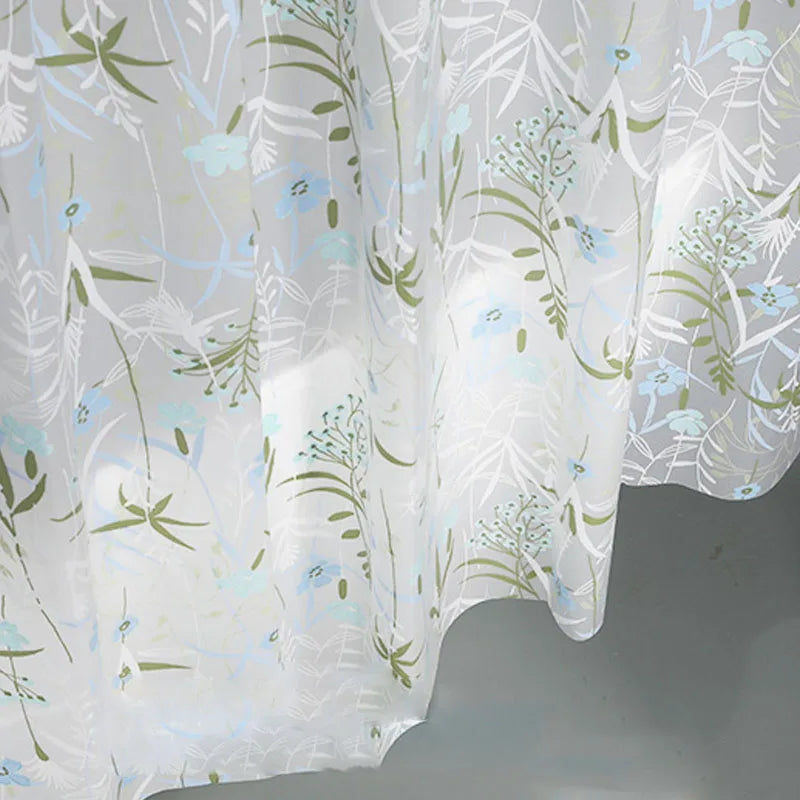 Le bas d'un rideau de douche à motif floraux.