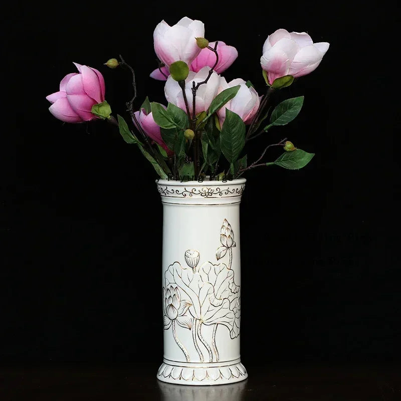 vases decoratifs blancs motifs floraux fleurs stylisees or decoration elegante maison feng shui bouddhisme