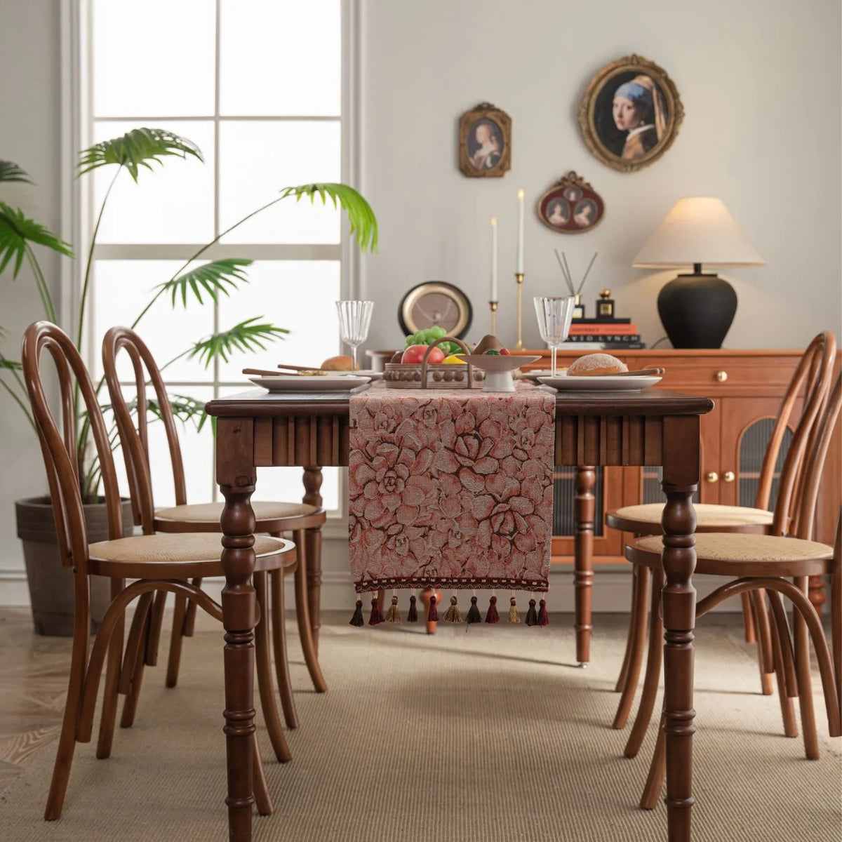 Une belle salle à manger traditionnelle avec une table en bois, des chaises rembourrées et des décorations murales élégantes.