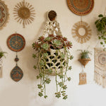 panier suspendu boho tissé main motif géométrique beige clair annuaire métalintérieurcoration