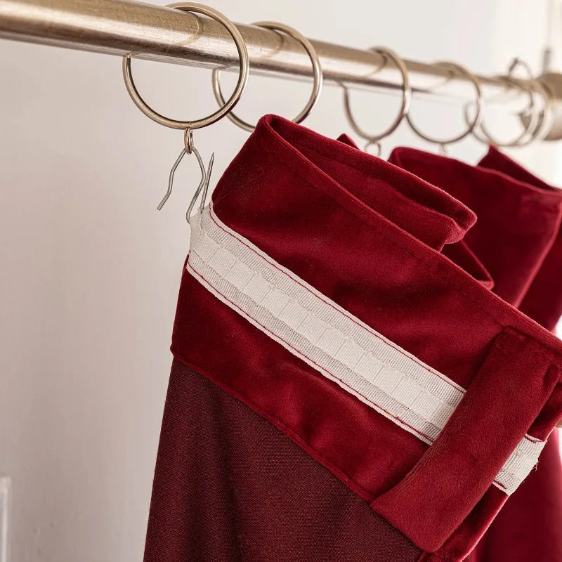 Rideau rouge élégant avec œillets argentés idéal pour la décoration intérieure. Offre une touche luxueuse et sophistiquée à toute pièce. Parfait pour le salon ou la chambre à coucher, ce rideau complète harmonieusement divers styles de décoration. Retrouvez une ambiance chaleureuse et accueillante avec cet accessoire indispensable.