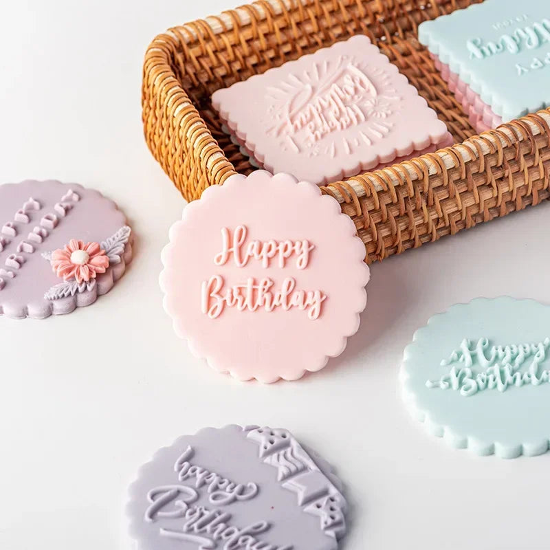 embosseur pâte modeler happy birthday rose clair bordure dentelée outil décoration gâteau moderne respectueux