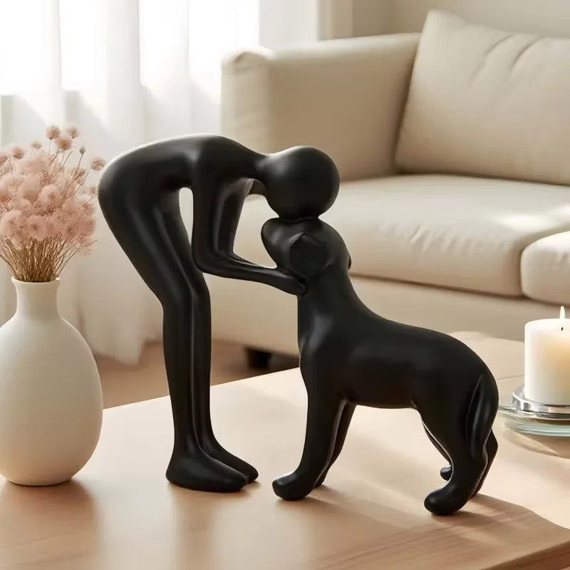 sculpture abstraite noire moderne deux figures chien vase fleurs séchées bougie carnet stylo lunettes