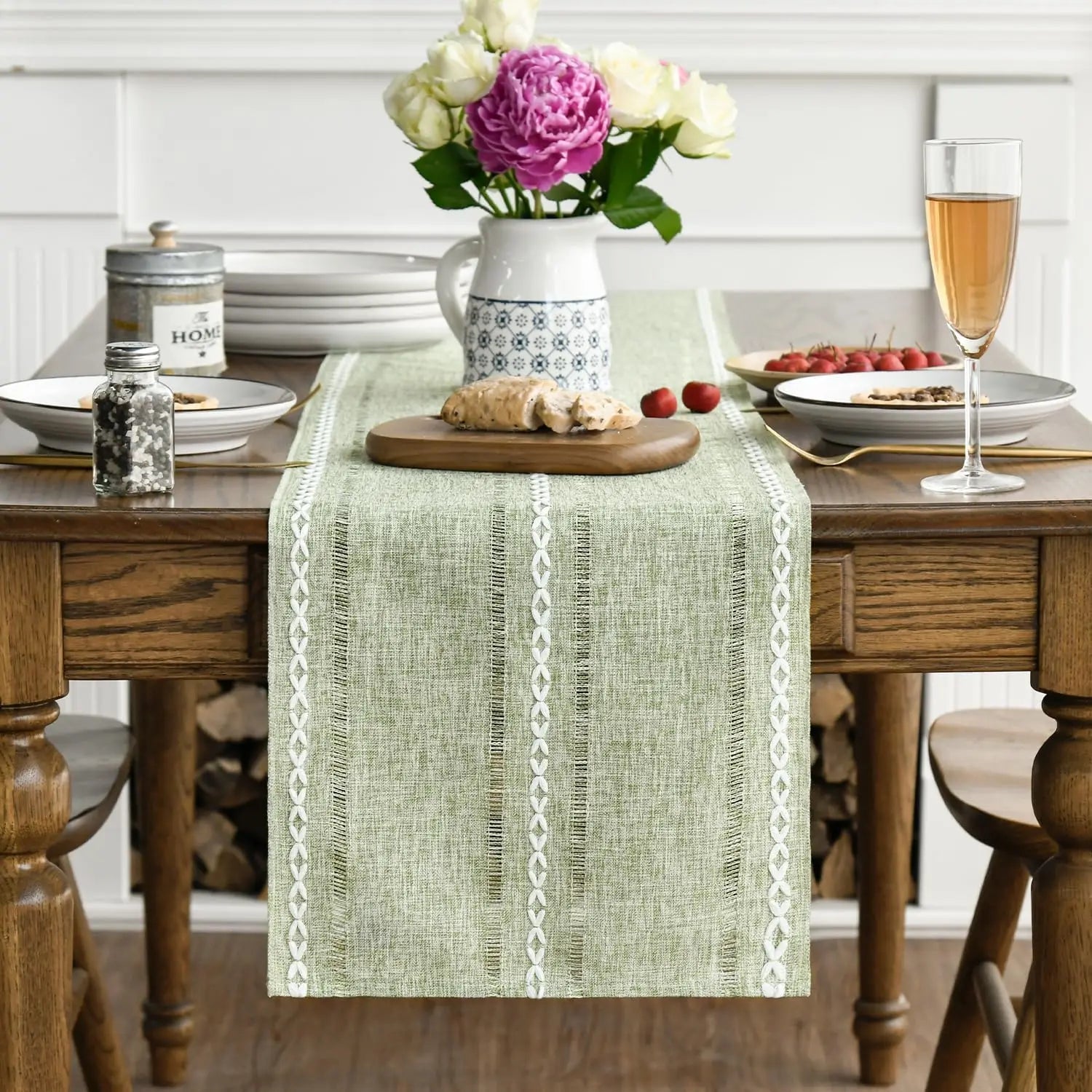 Chemin de table vert coton lin brodé sur table en bois