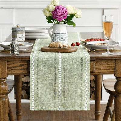Chemin de table vert coton lin brodé sur table en bois