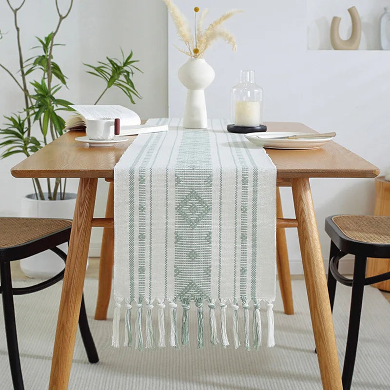 Table de salle à manger avec tapis de table à motifs géométriques et décoration minimaliste.