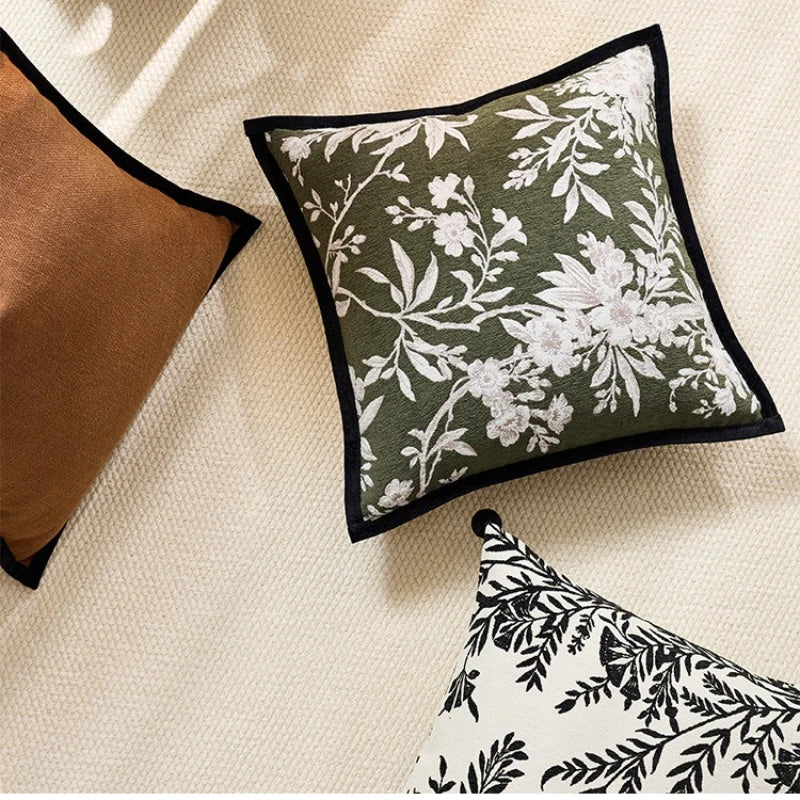 housse coussin carrée motif floral beige marron noir pompons moderne décoration maison
