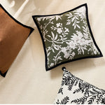 housse coussin carrée motif floral beige marron noir pompons moderne décoration maison