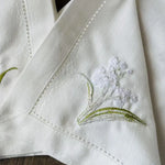 serviettes table brodées fleurs feuilles coton blanc vert bleu rustique fêtes maison mariage