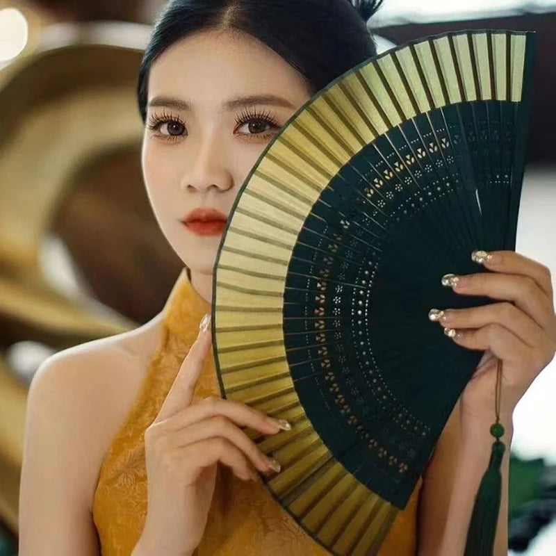 éventail pliant traditionnel vert foncé noir marron clair décoration mariage accessoire fête parfumé chinois