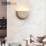 Applique murale demi-lune LED allumée dans un salon