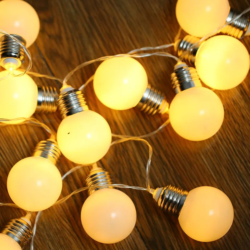 guirlande lumineuse moderne sphères opaques blanc fil cuivre décoration intérieure ambiance chaleureuse noël mariage