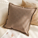 coussins patchwork marron beige motifs géométriques imprimé léopard contemporain polyester coton respectueux environnement non