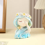 statuette articulée fleurs couronne cheveux ondulés blanc jaune bleu vert