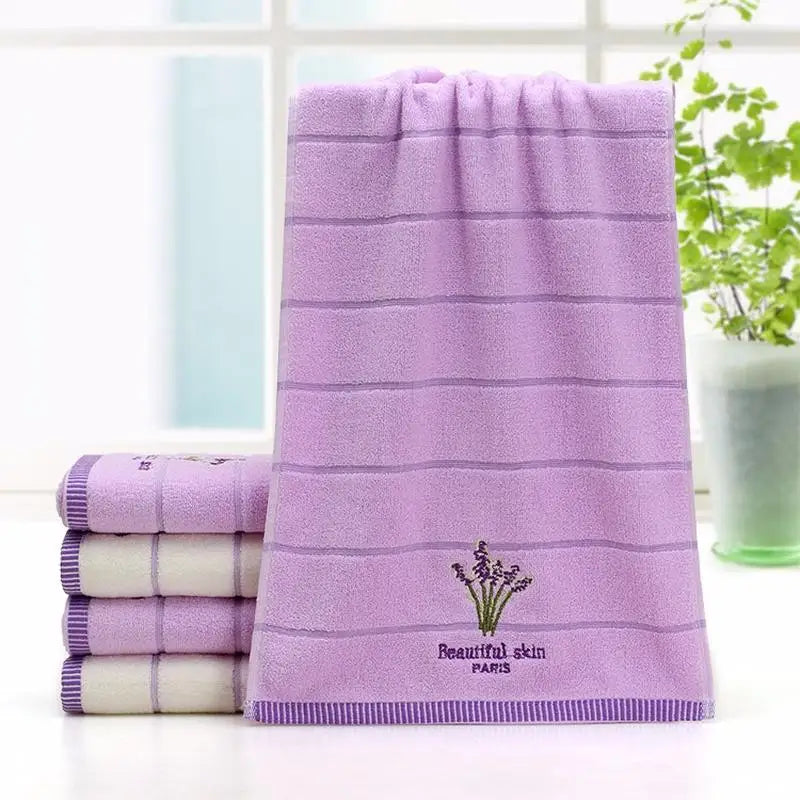 serviettes bain brodées fleurs violettes bordure rayée coton doux visage mains ensemble violet blanc