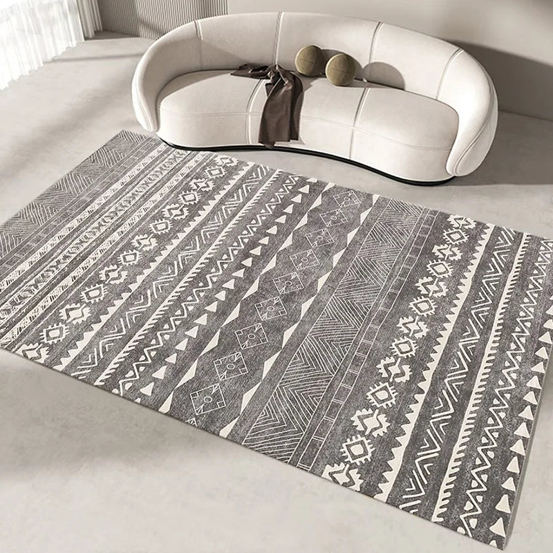 Ce tapis gris et blanc présente des motifs géométriques et ethniques, apportant une touche de style et de caractère à l'espace.