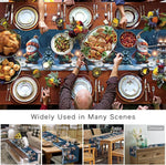 Cette image montre une table de fête richement décorée avec de nombreux plats festifs et des figurines de Noël, illustrant son utilisation dans diverses scènes comme le salon, la salle à manger, le patio et la chambre.