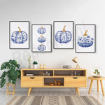Série d'affiches illustrant des citrouilles décorées de motifs bleu et or, formant un élément décoratif intéressant dans un intérieur moderne.