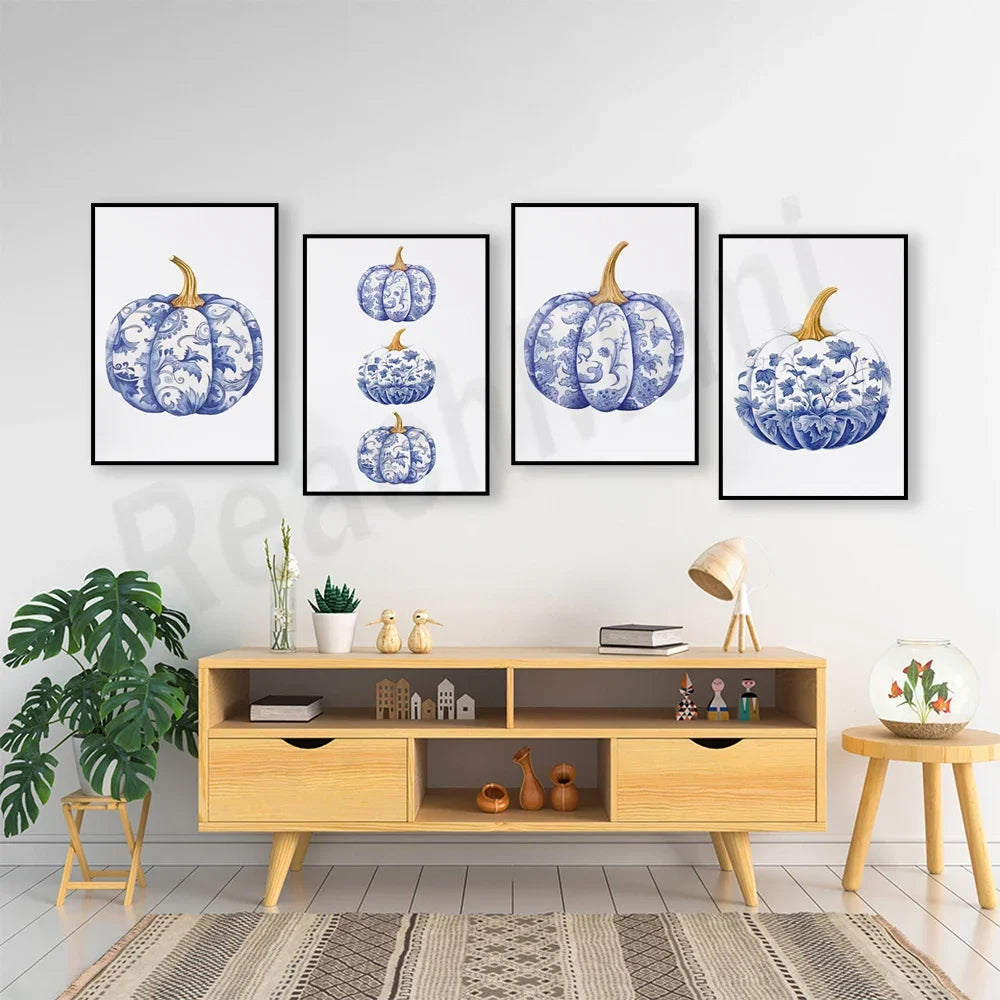 Série d'affiches illustrant des citrouilles décorées de motifs bleu et or, formant un élément décoratif intéressant dans un intérieur moderne.