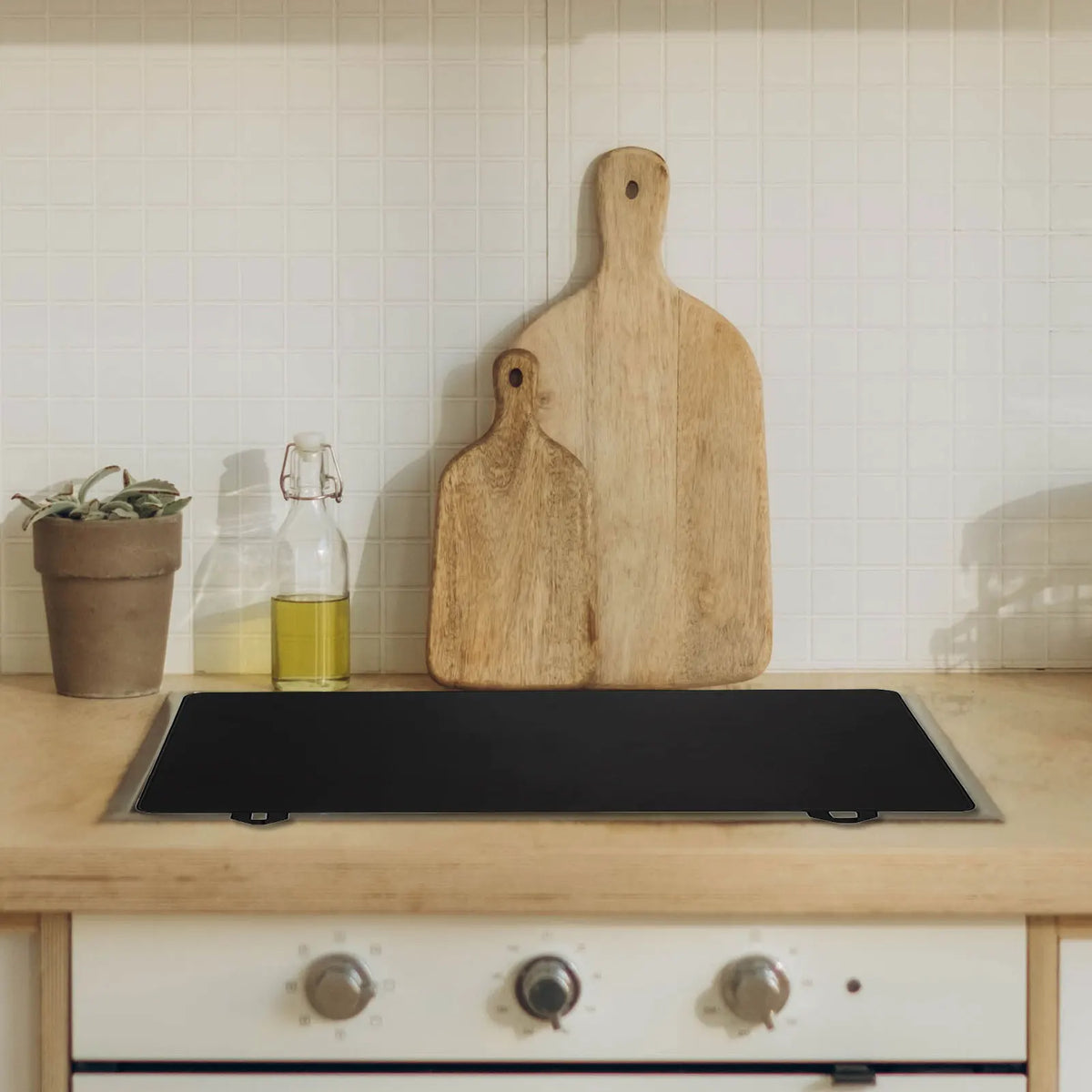 protège plaque cuisinière moderne noir texturé respectueux environnement tapis caoutchouc fixations