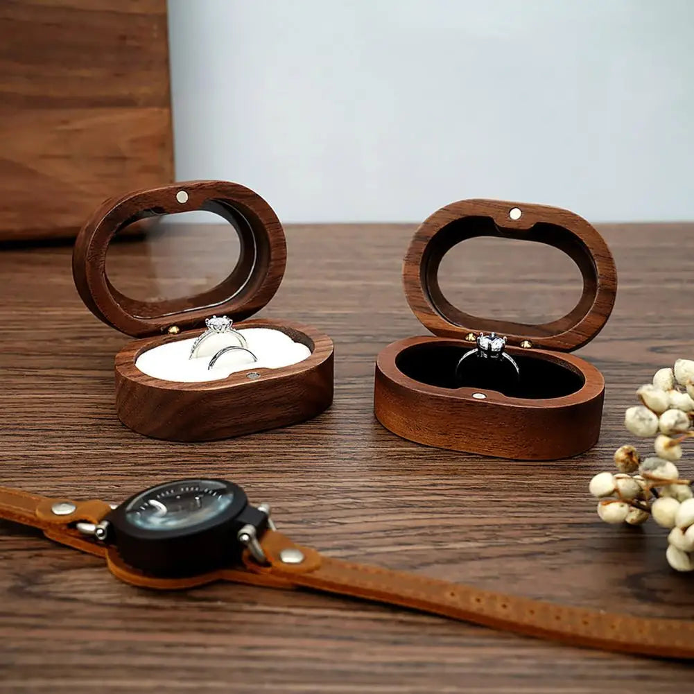 Boîte à bijoux en bois rustique brun sur table de chevet