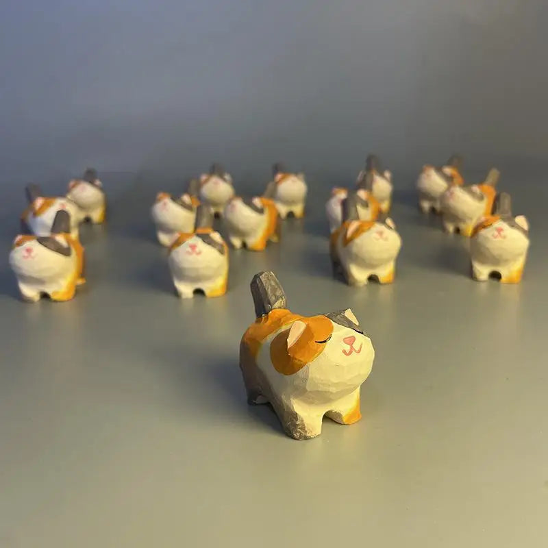figurine kawaii chat calico bois peint blanc orange noir marron géométrique artisanal decoration cadeau