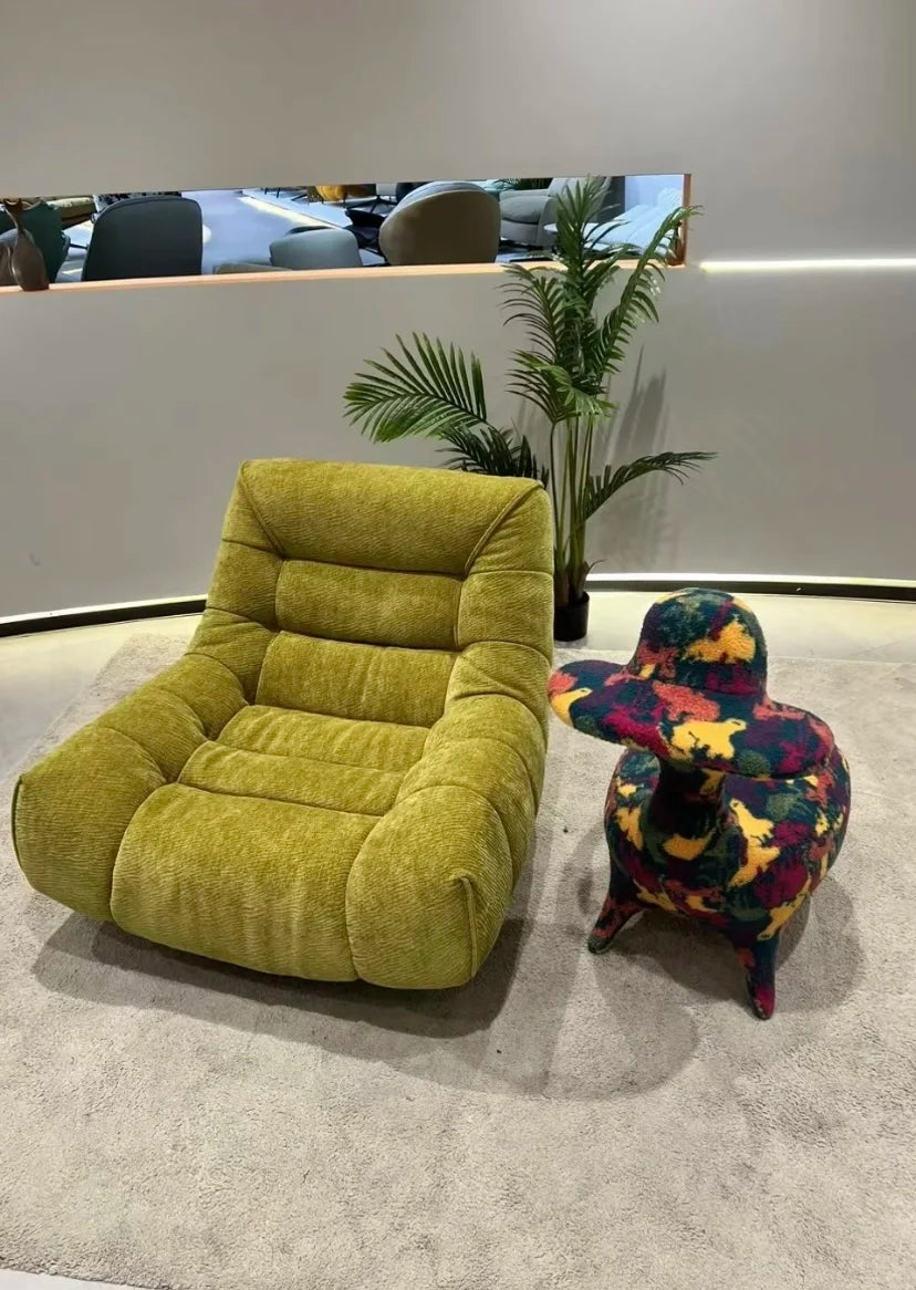 fauteuil pivotant moderne rose velours côtelé intérieur coussin décoratif livres vase fleurs