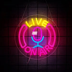 néons lumineux textes on air live microphones couleurs rouge bleu jaune violet moderne fixations