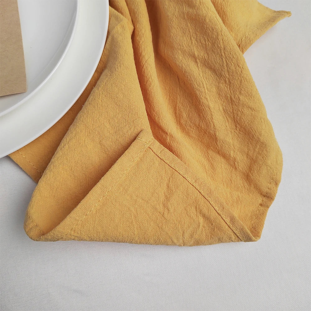 Cette image montre des plis et des froissements dans un tissu léger et doux, avec des tons chauds et un éclairage naturel qui crée des ombres et des textures intéressantes.