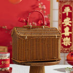 panier tressé forme maisonnette couvercle rouge fenêtres rectangulaires ornements chinois traditions festives