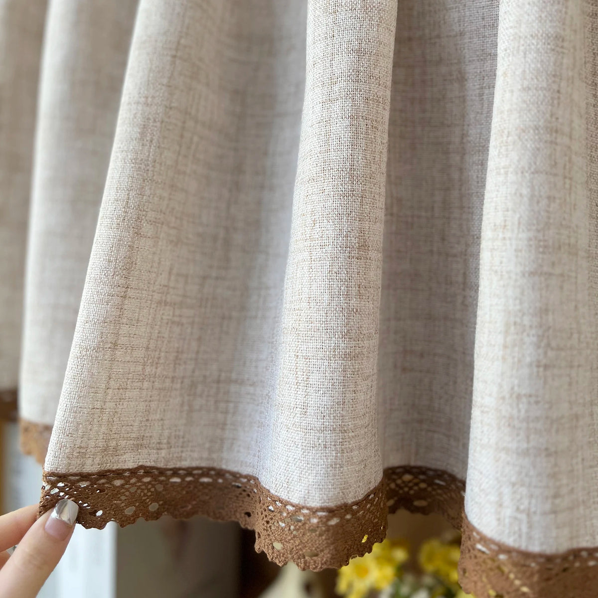 rideau décoration cuisine moderne beige clair tissu polyester motif tissage simple rustique fixations invisibles