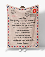 Couverture personnalisée prénom sur canapé gris