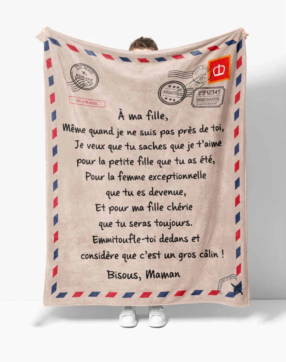 Couverture personnalisée prénom sur canapé gris
