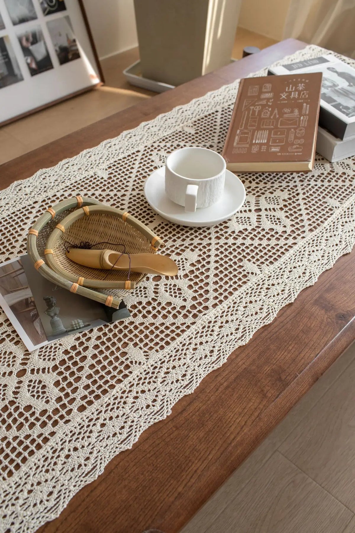 chemin table dentelle beige classique maison coton polyester livres tasses magazines
