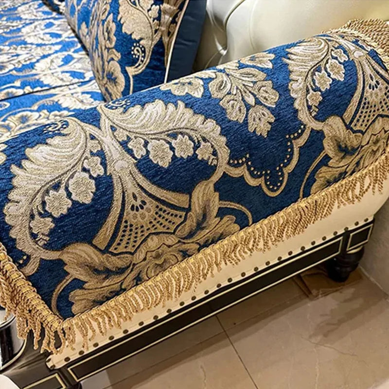 Cette image montre un motif décoratif élaboré et élégant composé de riches tons bleus et de détails dorés, créant un design raffiné et sophistiqué.