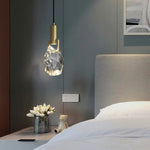 Éclairage doux de la lampe suspendue en cristal dans une chambre