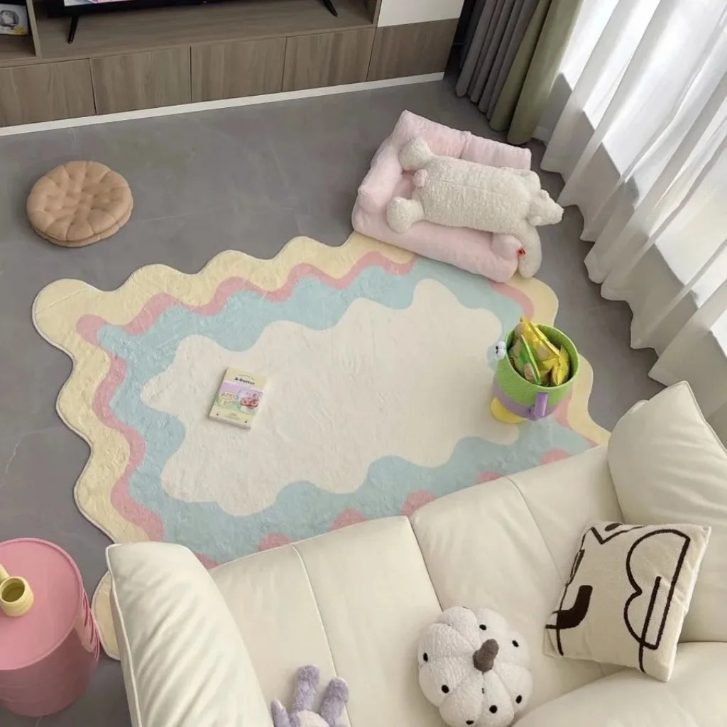 Une pièce confortable pour enfant avec des éléments décoratifs pastel, un tapis coloré et des jouets moelleux.