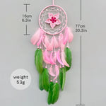 Attrapeur de rêves décoratif rose et vert avec fleur de dentelle et plumes, 77 cm de longueur et 16 cm de largeur.