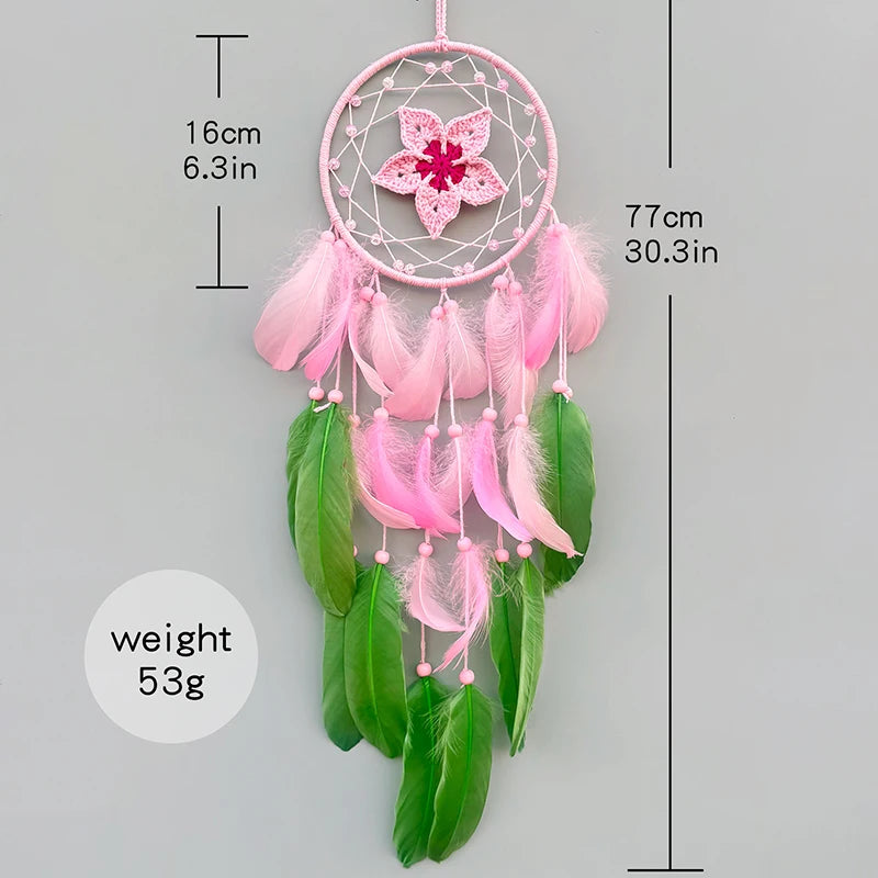 Attrapeur de rêves décoratif rose et vert avec fleur de dentelle et plumes, 77 cm de longueur et 16 cm de largeur.