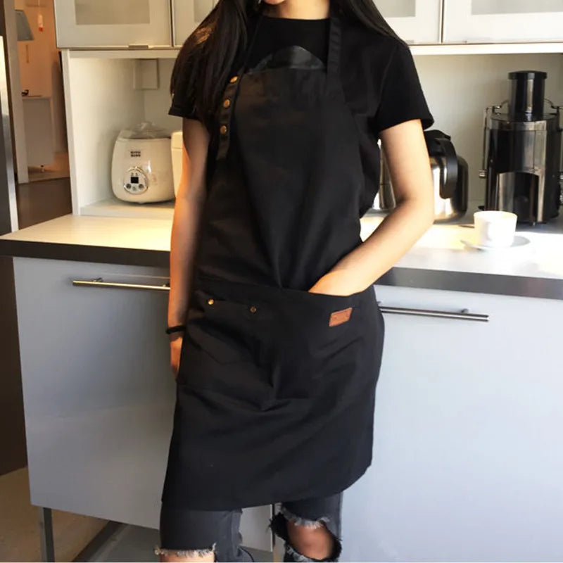 Tablier vin rouge porté dans une cuisine professionnelle