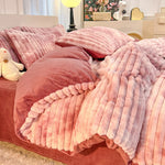 Parure de lit sur un lit queen, ambiance chaleureuse