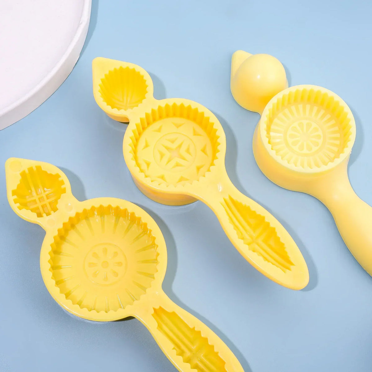 moule biscuits jaune divers motifs géométriques moderne poignée pâtisserie cuisson respectueux environnement
