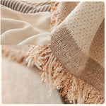 couverture canapé moderne rayures horizontales franges beige crème gris clair salon intérieur