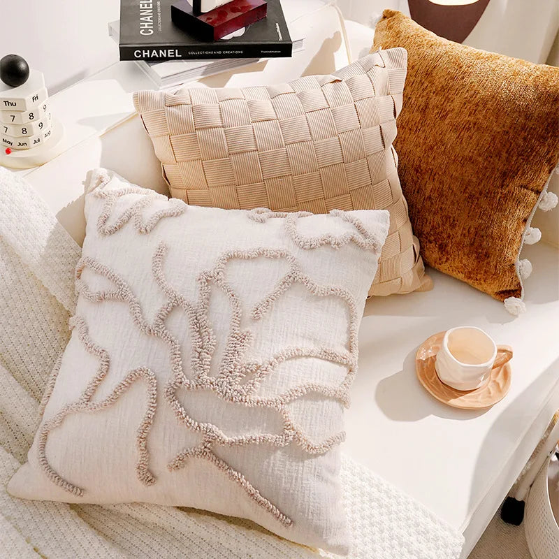 housse coussin décoration moderne motif géométrique brodé noir blanc pompons maison luxe