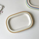 assiettes ovales céramique bordure bleue rouge classique blanc décor table cuisine